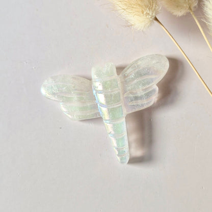 Angel Aura Libelle 5 cm – Bergkristal crystal carving in diverse steensoorten Edelsteen