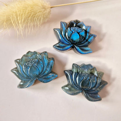 Labradoriet Lotus – Edelsteen Carving met Flash (3 cm)