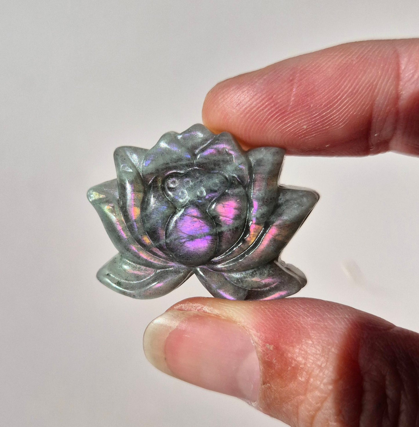 Paarse Labradoriet Lotus – Edelsteen Carving met Flash (3 cm)