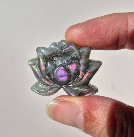 Paarse Labradoriet Lotus – Edelsteen Carving met Flash (3 cm)