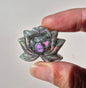 Paarse Labradoriet Lotus – Edelsteen Carving met Flash (3 cm)