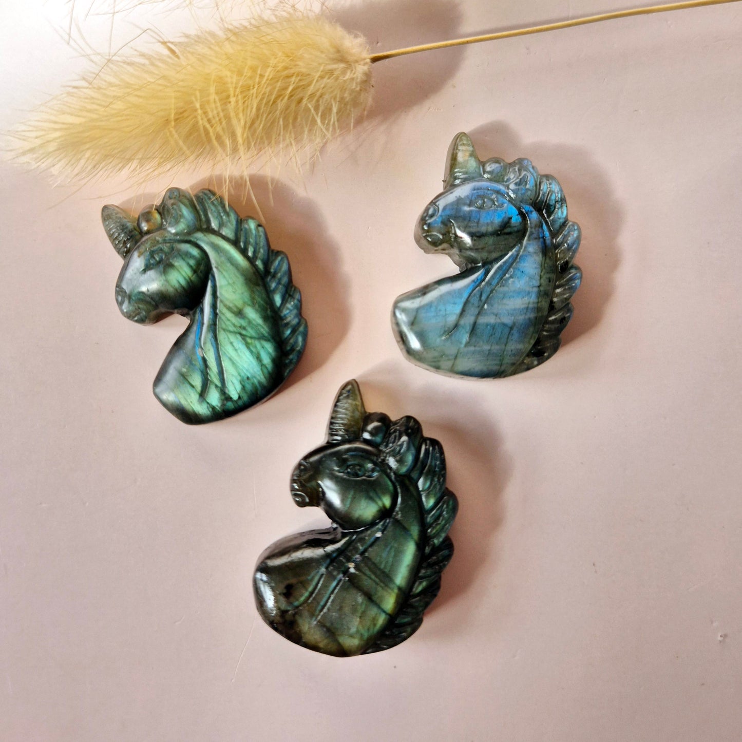 Labradoriet Unicorn – Edelsteen Carving met Flash (3,7 cm) Eenhoorn