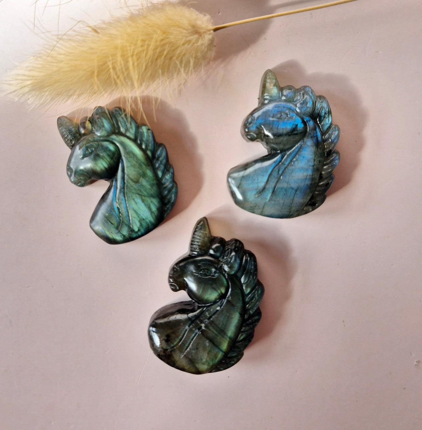 Labradoriet Unicorn – Edelsteen Carving met Flash (3,7 cm) Eenhoorn