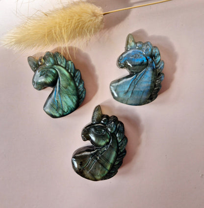 Labradoriet Unicorn – Edelsteen Carving met Flash (3,7 cm) Eenhoorn