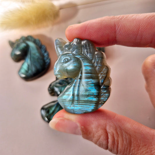 Labradoriet Unicorn – Edelsteen Carving met Flash (3,7 cm) Eenhoorn