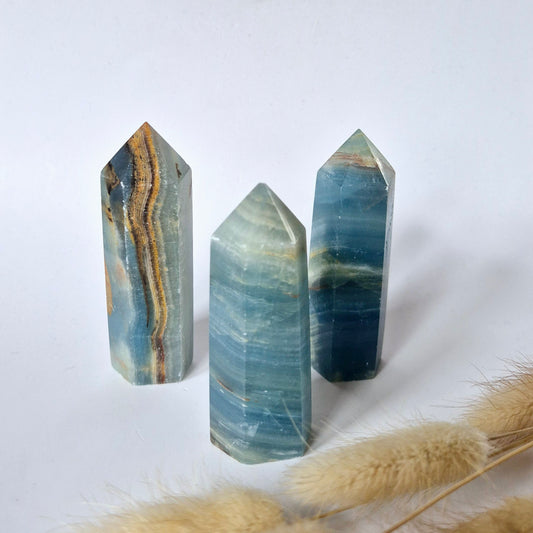 Edelsteen Blauwe Onyx Toren (5–8 cm) – Innerlijke kracht, kalmte & helderheid