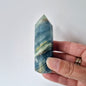 Edelsteen Blauwe Onyx Toren (5–8 cm) – Innerlijke kracht, kalmte & helderheid