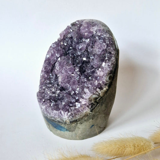 Edelsteen Gepolijste Amethist Geode van 756gram – Spirituele Eyecatcher met Krachtige Energie