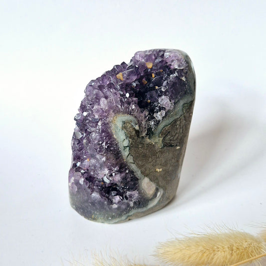 Edelsteen Gepolijste Amethist Geode van 560 gram – Spirituele Eyecatcher met Krachtige Energie