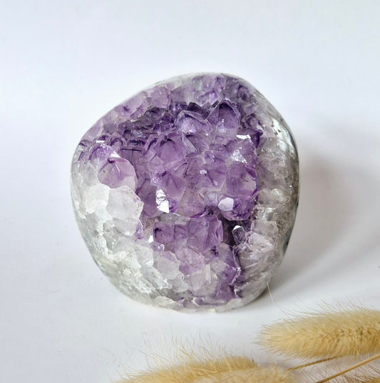 Edelsteen Gepolijste Amethist Geode van 757gram – Spirituele Eyecatcher met Krachtige Energie