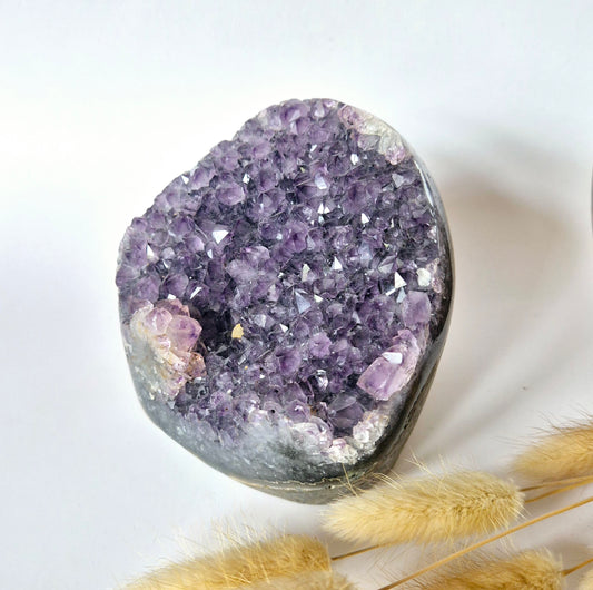 Edelsteen Gepolijste Amethist Geode van 863gram – Spirituele Eyecatcher met Krachtige Energie