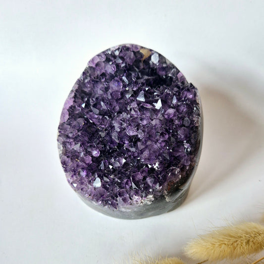 Edelsteen Gepolijste Amethist Geode van 702gram – Spirituele Eyecatcher met Krachtige Energie