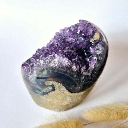 Edelsteen Gepolijste Amethist Geode van 702gram – Spirituele Eyecatcher met Krachtige Energie