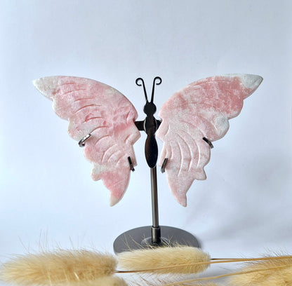 Roze Jade Vlinder op Standaard – Handgesneden Edelsteen Sculptuur 12–14 cm