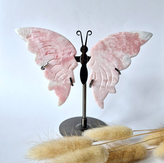 Roze Jade Vlinder op Standaard – Handgesneden Edelsteen Sculptuur 12–14 cm