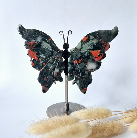 Afrikaanse Bloedsteen Vlinder op Standaard – Handgesneden Edelsteen Sculptuur 12–14 cm (African Bloodstone)