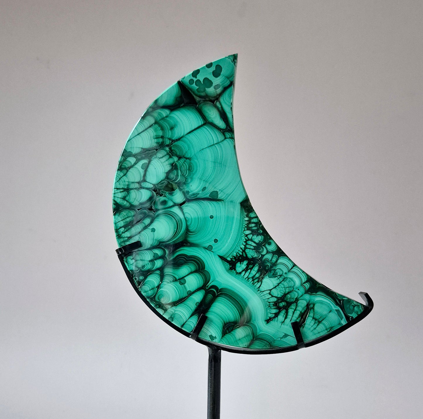 AA+ High‑quality Malachiet Maan op Standaard – 228g | Transformatie & Bescherming