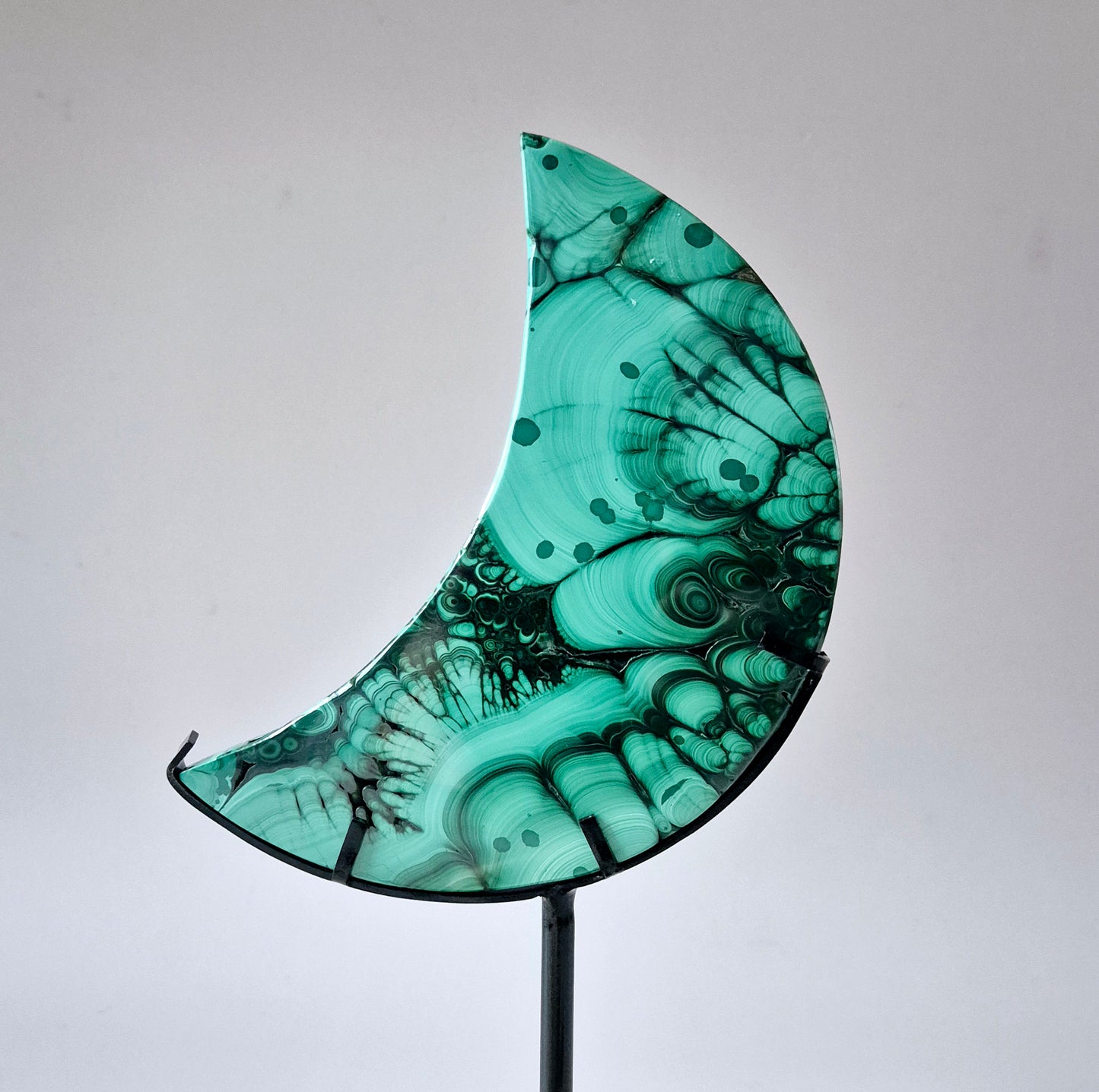 AA+ High‑quality Malachiet Maan op Standaard – 228g | Transformatie & Bescherming