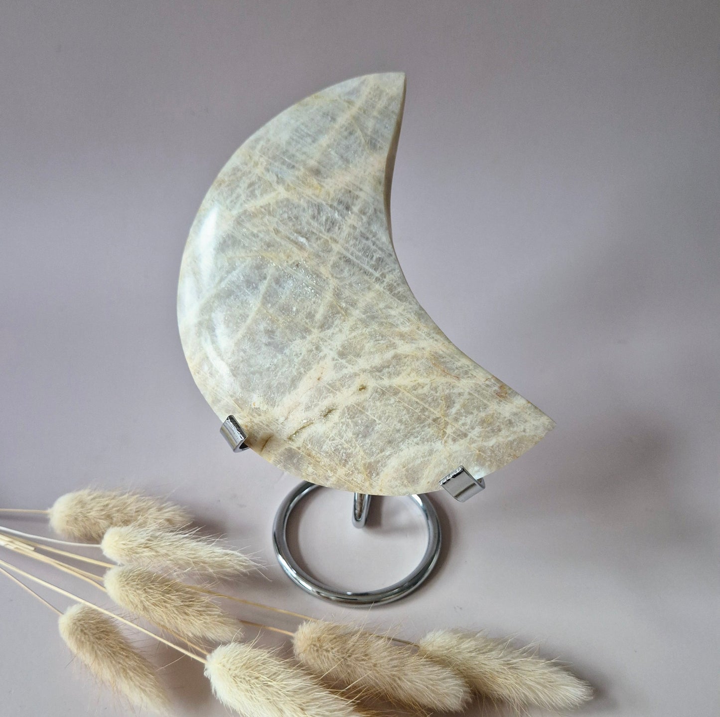 XL Blauwe maansteen maan op metalen standaard – 279g | Steen van vrouwelijke energie & intuïtie (kopie)