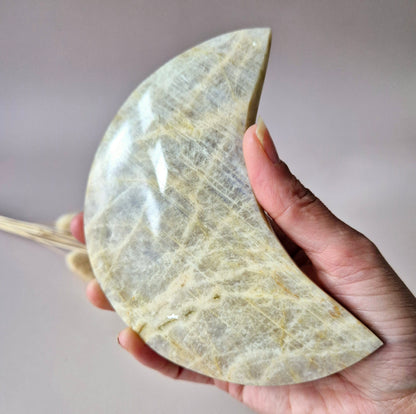 XL Blauwe maansteen maan op metalen standaard – 279g | Steen van vrouwelijke energie & intuïtie (kopie)