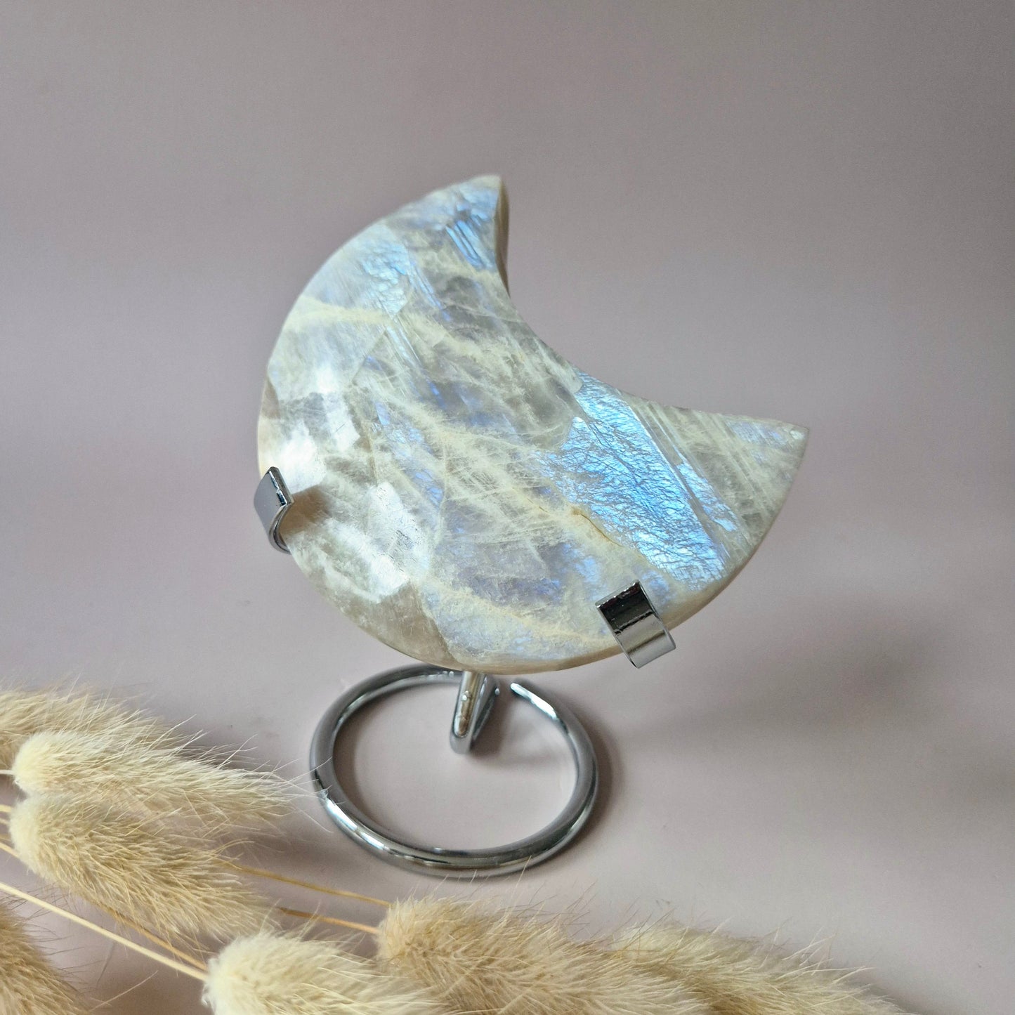 XL Blauwe maansteen maan op metalen standaard – 267g | Steen van vrouwelijke energie & intuïtie