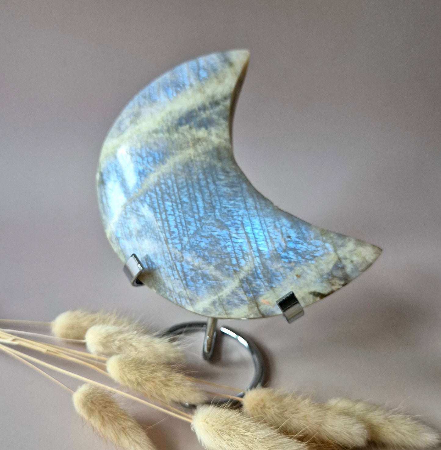 Edelstein Blauer Mondstein Mond auf Ständer 6-8cm mit schönem Blitz