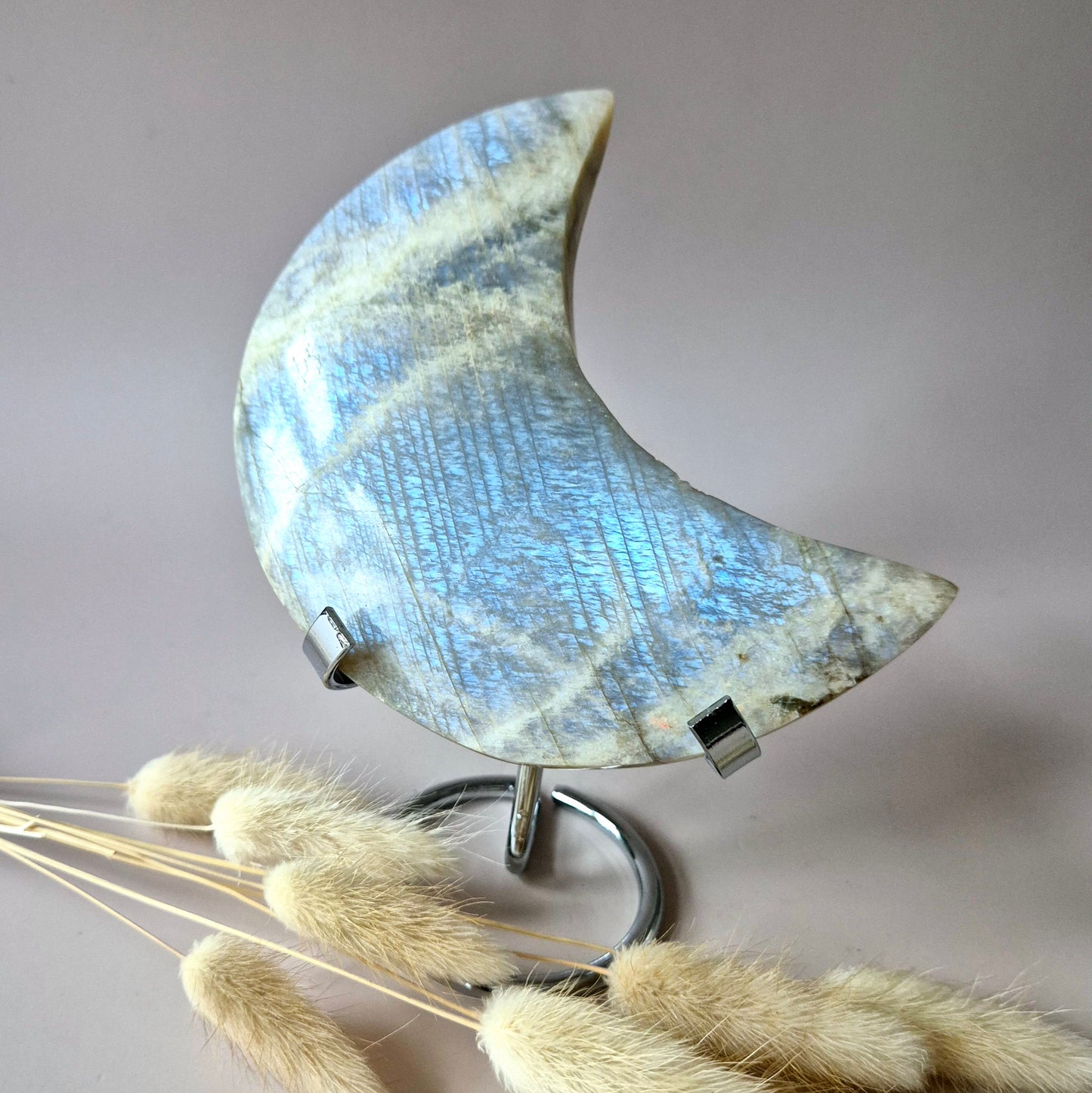 Edelstein Blauer Mondstein Mond auf Ständer 6-8cm mit schönem Blitz