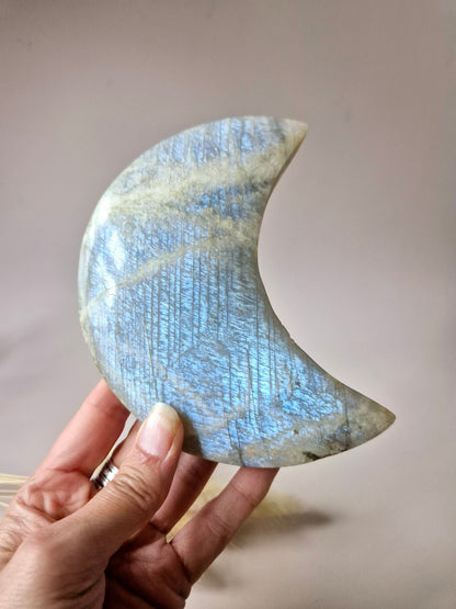 Edelstein Blauer Mondstein Mond auf Ständer 6-8cm mit schönem Blitz