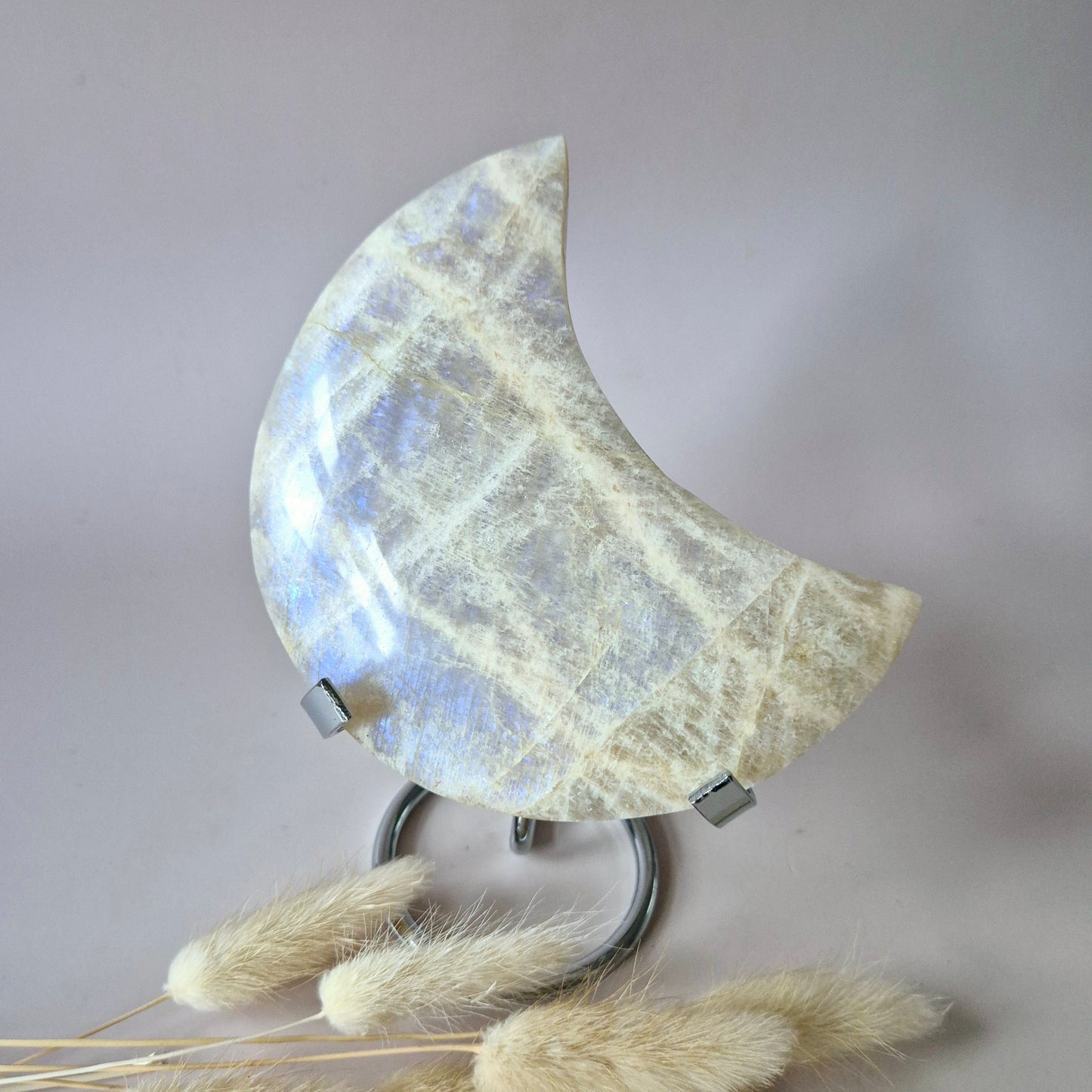 Edelstein Blauer Mondstein Mond auf Ständer 6-8cm mit schönem Blitz