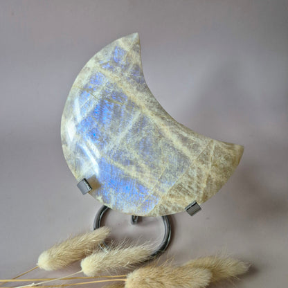 Edelstein Blauer Mondstein Mond auf Ständer 6-8cm mit schönem Blitz