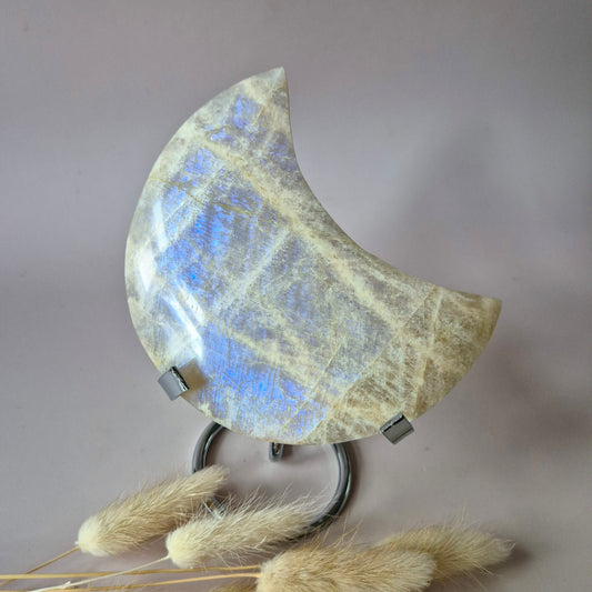 Edelstein Blauer Mondstein Mond auf Ständer 6-8cm mit schönem Blitz