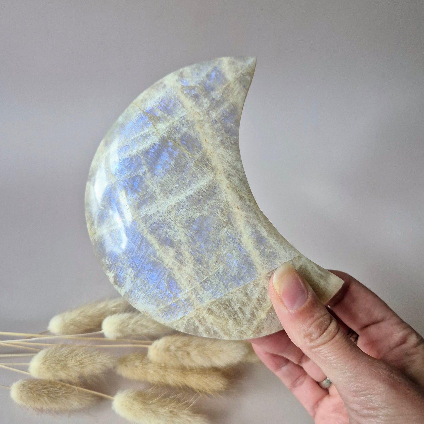 Edelstein Blauer Mondstein Mond auf Ständer 6-8cm mit schönem Blitz