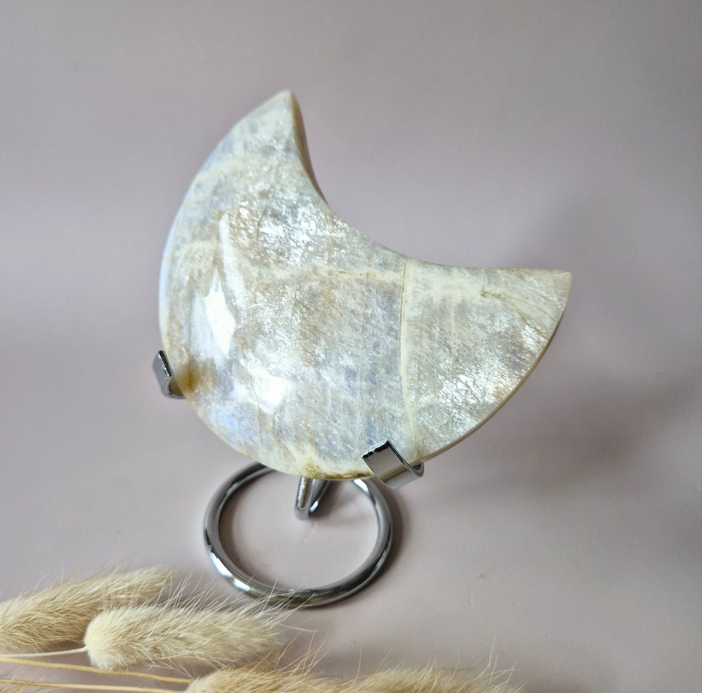 Edelstein Blauer Mondstein Mond auf Ständer 6-8cm mit schönem Blitz