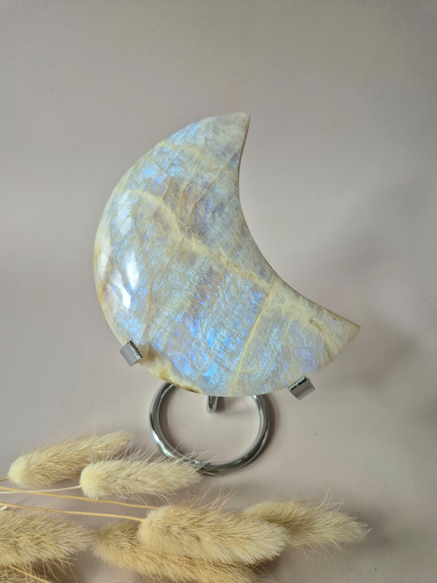 Edelstein Blauer Mondstein Mond auf Ständer 6-8cm mit schönem Blitz