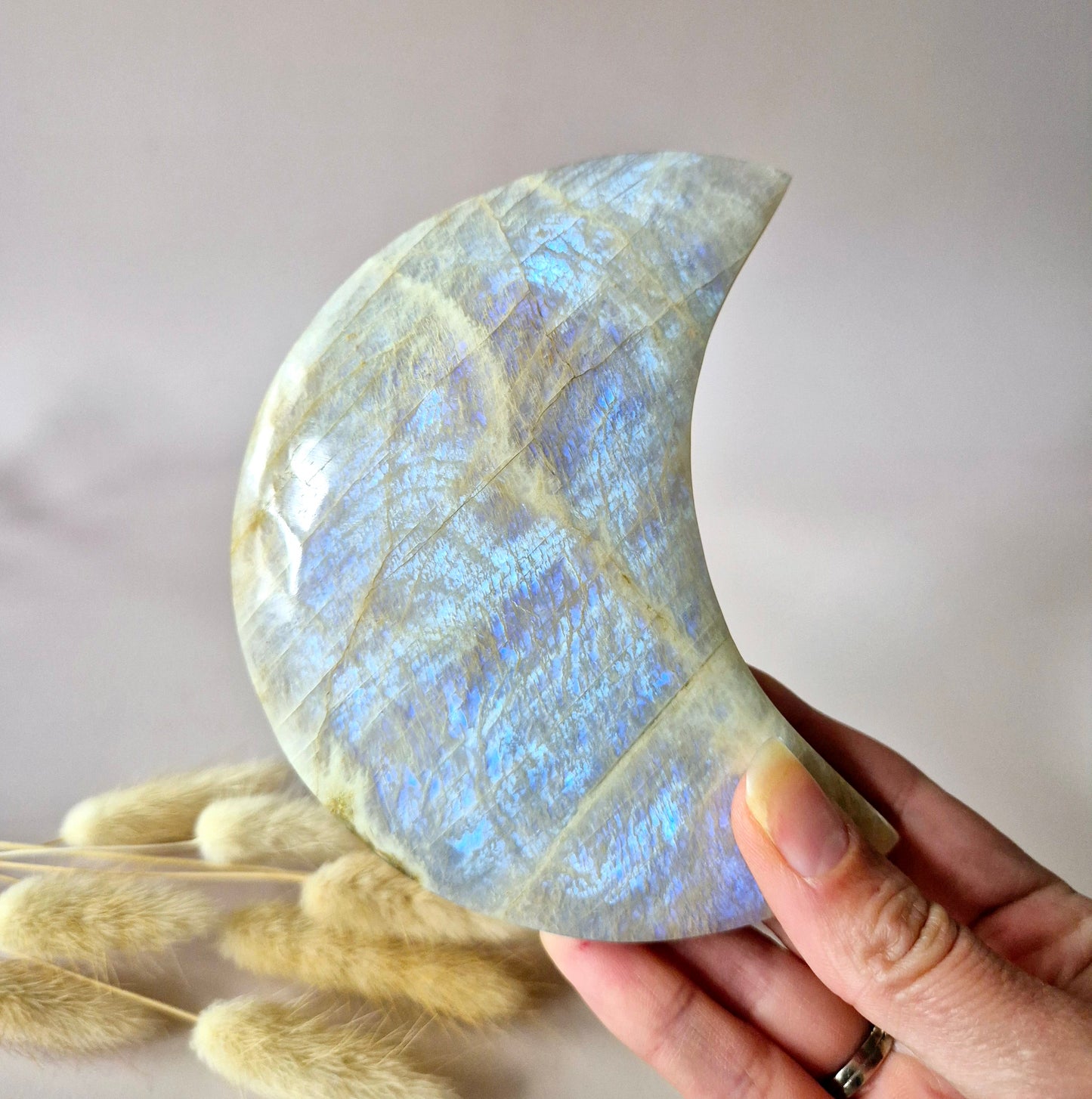 Edelstein Blauer Mondstein Mond auf Ständer 6-8cm mit schönem Blitz