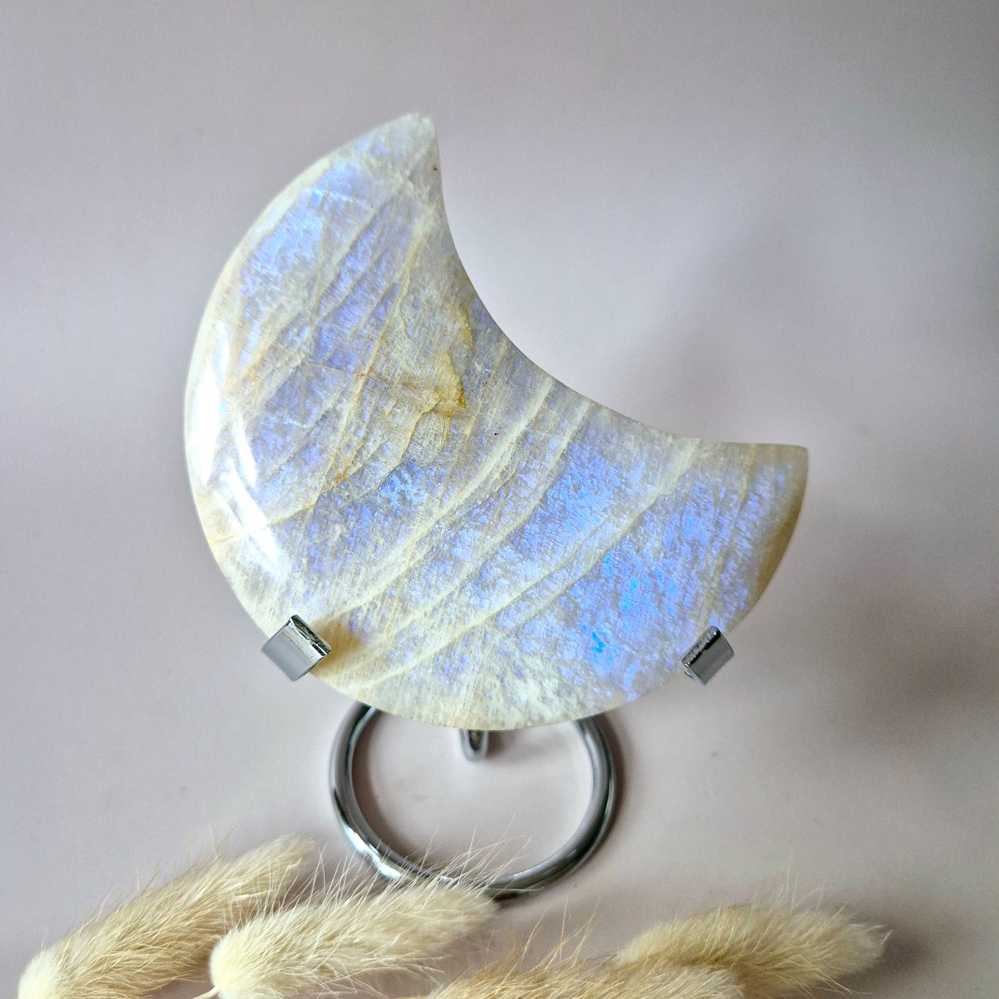 Edelstein Blauer Mondstein Mond auf Ständer 6-8cm mit schönem Blitz