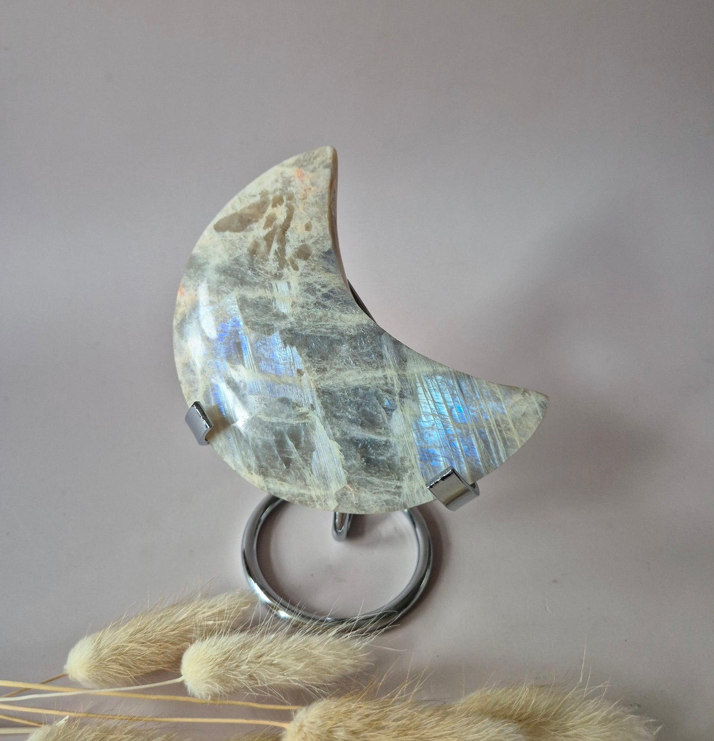 Edelstein Blauer Mondstein Mond auf Ständer 6-8cm mit schönem Blitz