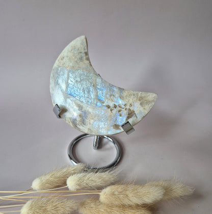Edelstein Blauer Mondstein Mond auf Ständer 6-8cm mit schönem Blitz