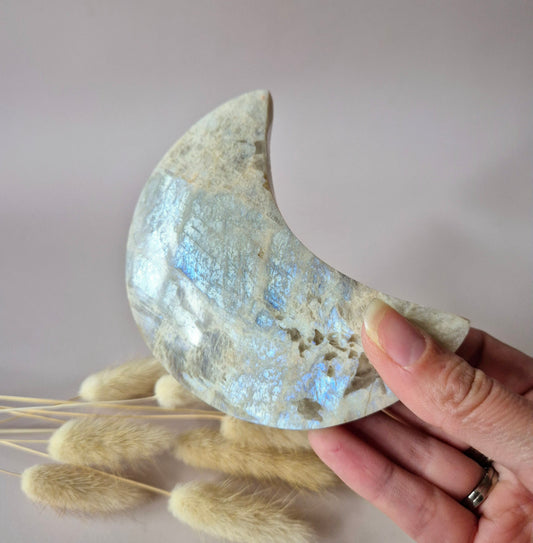 Edelstein Blauer Mondstein Mond auf Ständer 6-8cm mit schönem Blitz