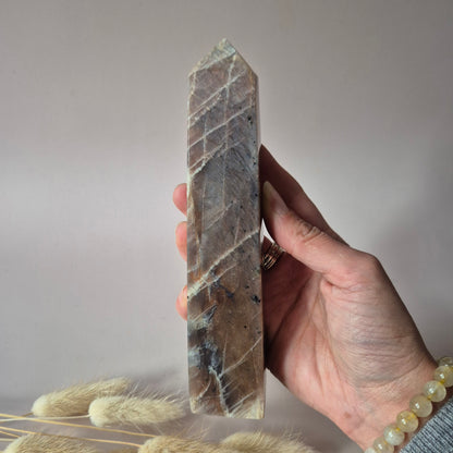 Moonstone–Sunstone Toren – 300 g – Maansteen Edelsteen Toren met gouden flash