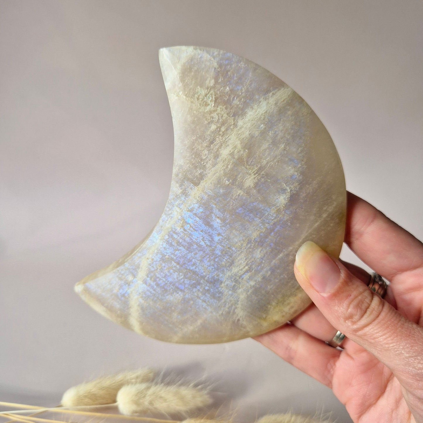 XL Blauwe maansteen maan op metalen standaard – 300g | Steen van vrouwelijke energie & intuïtie