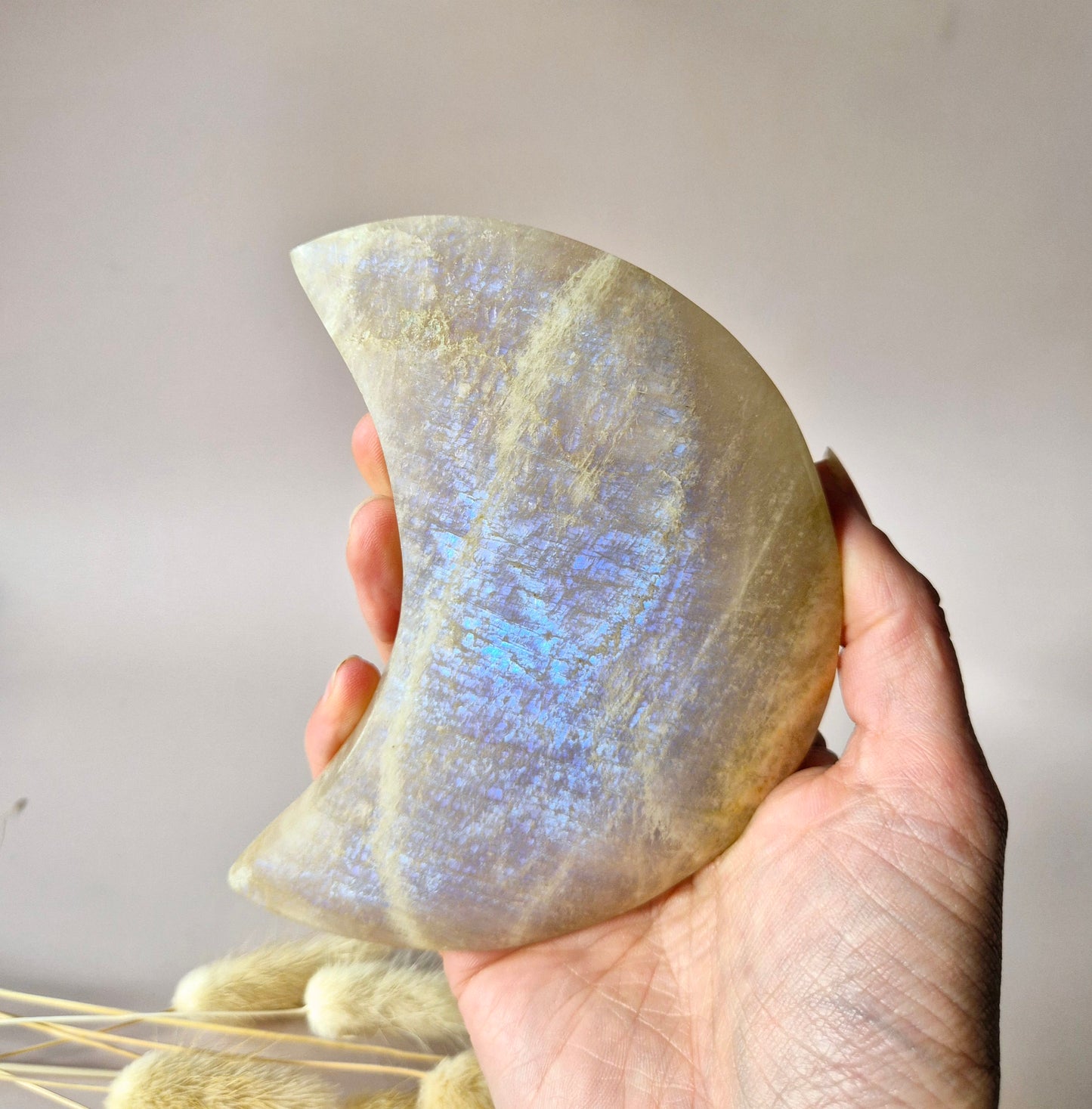 XL Blauwe maansteen maan op metalen standaard – 300g | Steen van vrouwelijke energie & intuïtie