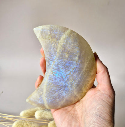 XL Blauwe maansteen maan op metalen standaard – 300g | Steen van vrouwelijke energie & intuïtie