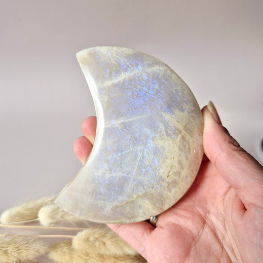 Edelstein Blauer Mondstein Mond auf Ständer 6-8cm mit schönem Blitz