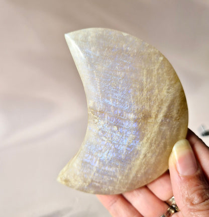 Edelstein Blauer Mondstein Mond auf Ständer 6-8cm mit schönem Blitz