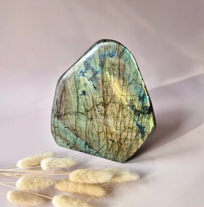 Edelstein Lila Labradorit Herz Palmstein – Intuition, Schutz &amp; Mystische Kraft