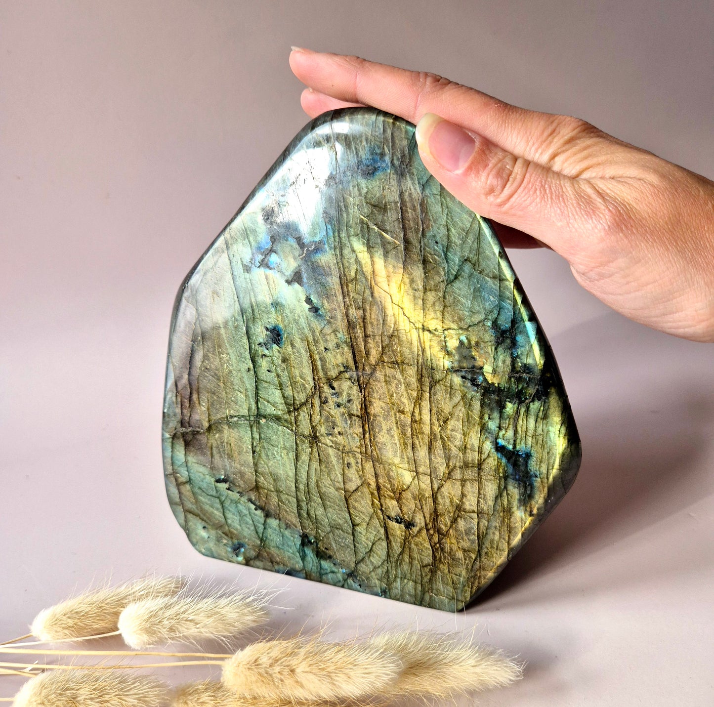 Edelstein Lila Labradorit Herz Palmstein – Intuition, Schutz &amp; Mystische Kraft