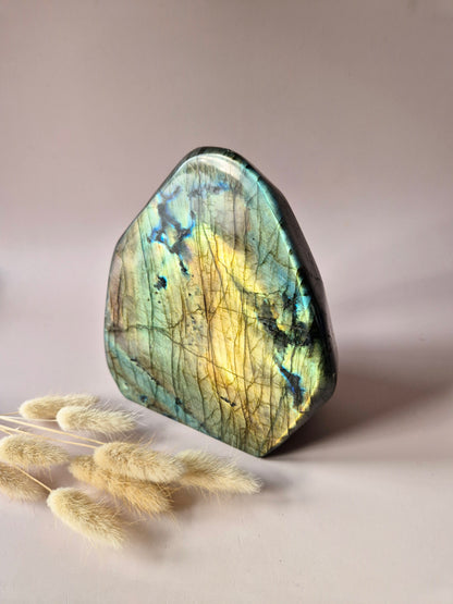 Edelstein Lila Labradorit Herz Palmstein – Intuition, Schutz &amp; Mystische Kraft