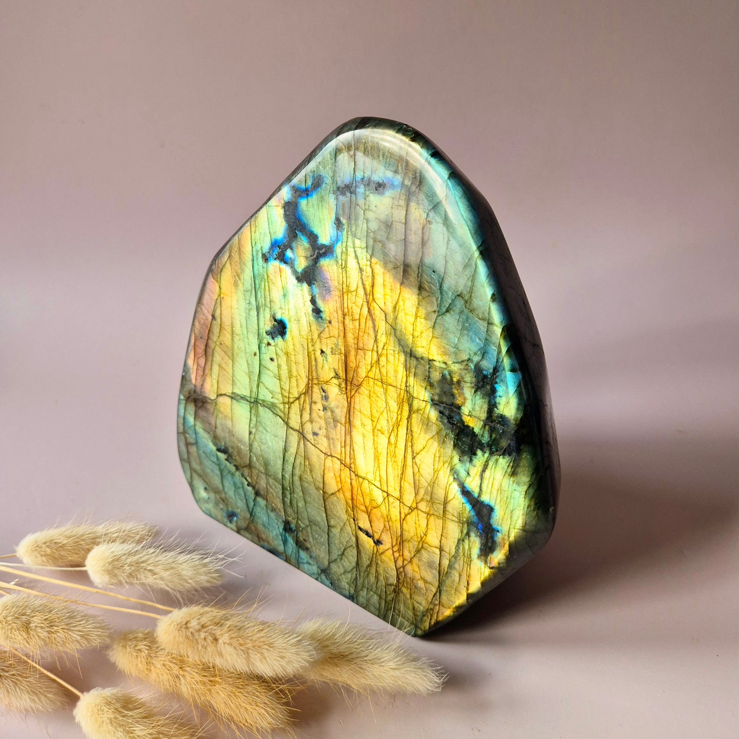 Edelstein Lila Labradorit Herz Palmstein – Intuition, Schutz &amp; Mystische Kraft