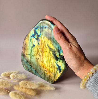 Edelstein Lila Labradorit Herz Palmstein – Intuition, Schutz &amp; Mystische Kraft